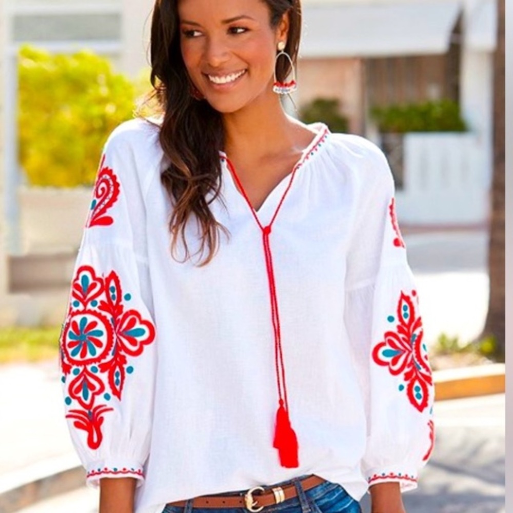 ♥️NWT Embroidered top